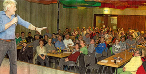 Bernd Schmitt, Parodist aus Kirberg, hat das Publikum bei der ersten Comedy Night in Mudershausen voll im Griff